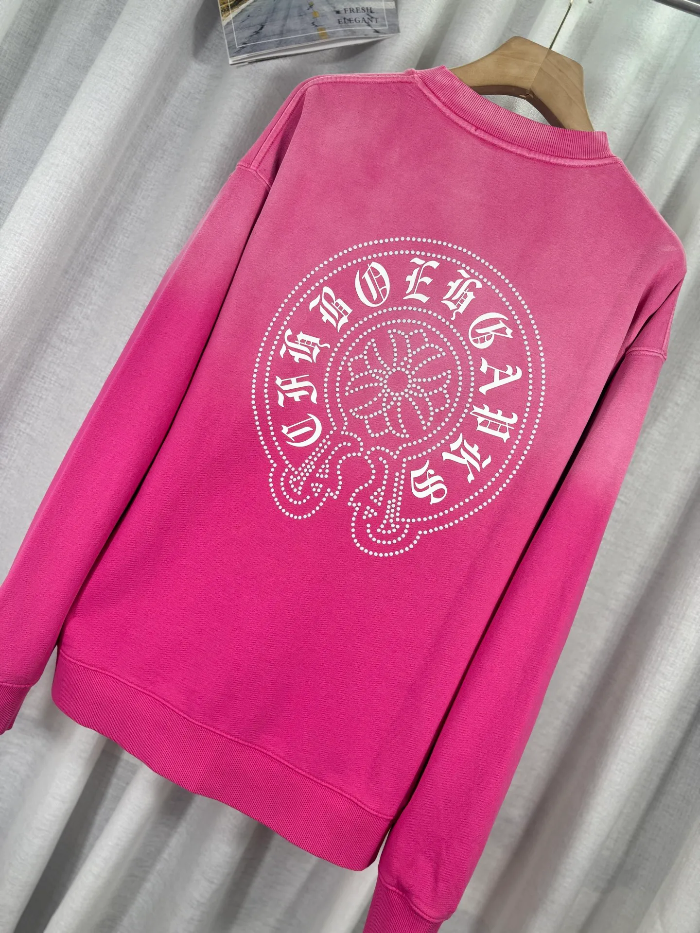 P280 top version, real shot without P, ​​different from market currency) 𝗖𝗵𝗿𝗼𝗺𝗲 𝗛𝗲𝗮𝗿𝘁𝘀/Croxin 2025 Autumn and Winter New Original Single Counter American 3D Rivets and Drill Couple Casual Sweater 👑The highest version! Customized fabric 430g tripe terry fabric! American-style pickled and distressed original fabric, laser-burned flowers, rivets and diamonds, exquisite embroidery of letters! The best-selling model in the counter, very comfortable to wear. Accessories: original molded and authenticated collar label➕100% silk wash label. Genuine purchase-grade original hangtag➕matching hanging rope➕3D hanging beads➕original packaging bag. Craftsmanship: The original version has consistent wiring! The highest version of the armhole matching technique! Color: Pink Black Green Purple Size: S M L XL Style Number: 25-363